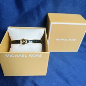 Bracciale Donna Michael Kors Alta Colore Oro Smalto Nero Logo Bracciale $115 Nuovo con etichette - Foto 1 di 14