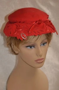 Vintage 50er 40er Jahre rot Filz verziert HUT durchbohrt rote Blätter Satin Rollband - Bild 1 von 9
