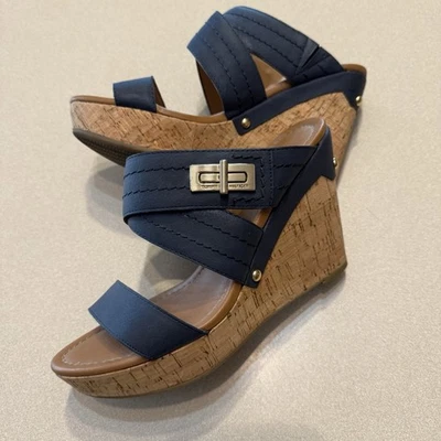 Sandalias de cuña Tommy Hilfiger Mili para mujer 8M azul marino y dorado suela de corcho  Foto 1 de 4