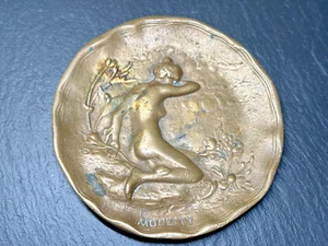ANTIKE 1923 "BESCHEIDENHEIT" BRONZE BILD UNTERTASSE MEDAILLE C. BUCHHOLTZ CO, NJ G38 - Bild 1 von 13