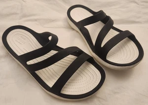 Sandalias CROCS Swiftwater negras blancas con tiras de goma cómodas para mujer 7 usadas en excelente estado - Imagen 1 de 5