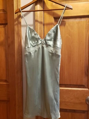 Vestido sin mangas Ivy and Annabelle verde salvia chemise talla mediana Foto 1 de 3