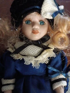 Kleine Porzellanpuppe Vintage - Bild 1 von 2