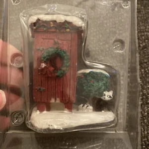 Figura mapache Lemax Red Outhouse Carole Towne colecciones con nieve - Imagen 1 de 6