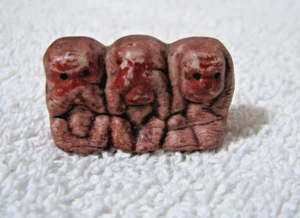 3 kleine Affen Figur, Japan, sprechen / sehen / hören nichts Böses, rotes Porzellan - Bild 1 von 7