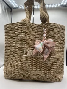 2025 Limited Edition Christian Dior Rattan Beige Tote Bag Raffia Tote + Bow Charm - Bild 1 von 6