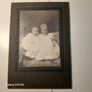 Antigua tarjeta de gabinete foto niño pequeño y bebé 1900 cara divertida bebé - Imagen 1 de 3