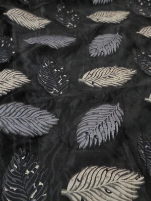 Brocado acastanhado prata metálico em tecido de organza preto vendido por jarda  - Imagem 1 de 4