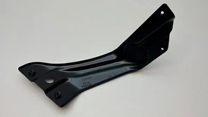 1K8821136 VW Scirocco Original Neu Strebe Halter Kotflügelhalter Vorne Rechts - Bild 1 von 3