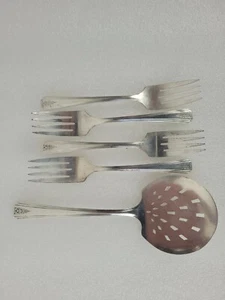 (Lotto di 5) Clarion 1931 Oneida Com. Par Plate (1) Servizio Pomodori (4) Forchette per Insalata - Foto 1 di 7