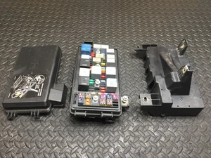 05-13 Corvette C6 debajo del capó caja de fusibles bloque caja de fusibles 21996326 con tapa buena #1 - Imagen 1 de 12