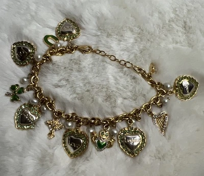 Brazalete con dije de bendiciones irlandesas esmaltadas en oro 7,5-8 Foto 1 de 4