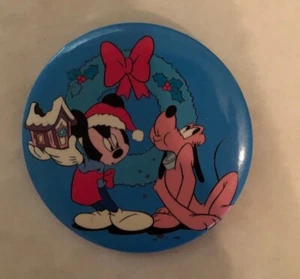 Mikey & Pluto Holiday Disney Christmas Wreath Button Pin Vintage (A) - Picture 1 of 3
