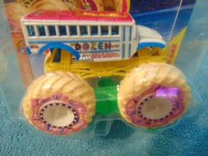 2024 Neu DUTZEND LIEFERUNG mit DONUT TREADS Hot Wheels Monstertruck mit Crash Car - Bild 1 von 2