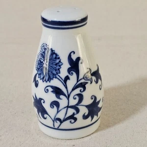 Salero Pier 1 Imports Cerámica Mandarina Estilo "Cebolla Azul" Azul Motivo Floral - Imagen 1 de 9