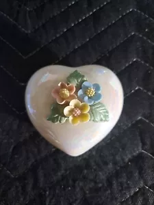 Caja de baratijas vintage de porcelana en forma de corazón con flores - Imagen 1 de 11