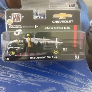 M2 Machines MAJ.G Action Line 1968 Chevrolet C60 Flatbed Truck 1:64 🥇 Chase 🥇 - Picture 1 of 8