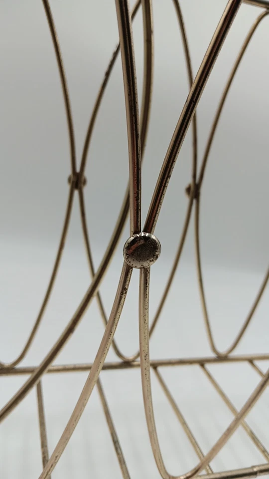 Revista moderna de mediados de siglo meta revista tono dorado, libros, estante de discos Foto 1 de 4