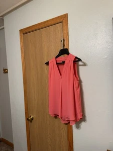 Blusa Ann Taylor Mediana Rosa Sólida Cuello en V Sin Mangas En Capas - Usada en Excelente Condición - Imagen 1 de 4