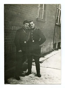 Hermosos hombres jóvenes soldados pareja abrazo gay int urss foto de colección - Imagen 1 de 2
