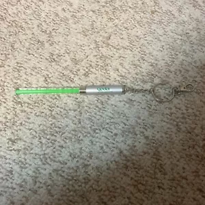 Disney Parks 2005 Star Wars Yoda Green Lightsaber Keychain Does Not Light Up - Picture 1 of 19