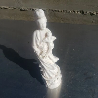 Antique White Porcelain Figurine Holding Lotus Flower 9" Tall Detailed Foto 1 de 4