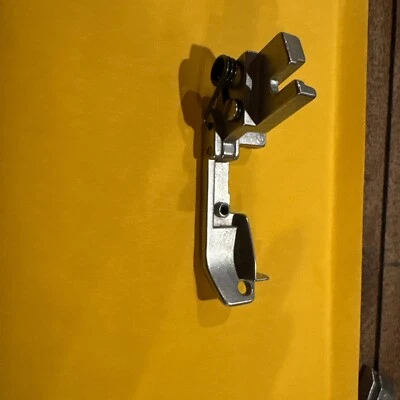 Pie de dobladillo enrollado (B) #1250002-350 para Toyota Overlock Serger Foto 1 de 3