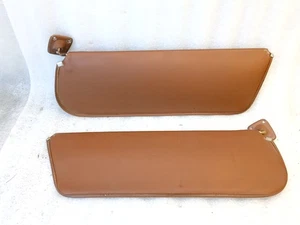 80-86 Brown/Nutmeg Vinyl Sun Visors Pair F150 F250 F350 Bronco OEM - Foto 1 di 8