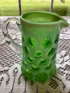 Vintage Fenton Kunstglas grün opalisierend Münze Punkt Milchkännchen Krug selten - Bild 1 von 4