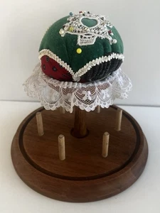 Vintage Christmas Metal Thread Spool Holder & Pin Cushion Lace Beading Seasonal - Picture 1 of 10