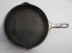 #8 GRISWOLD Cast Iron Skillet LARGE LOGO Frying Pan VTG 704 L SITS FLAT * Nickle - Picture 1 of 10