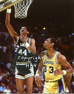 KAREEM ABDUL JABBAR Lakers & GEORGE GERVIN Spurs (c) Photo in action  HOF  - Picture 1 of 1