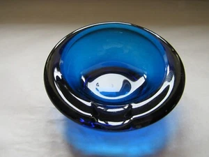 Cenicero inclinado atómico de vidrio azul cobalto vikingo vintage - Imagen 1 de 9