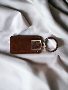 Llavero con placa metálica de cuero - Imagen 1 de 2