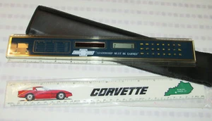 VTG 80er UNBENUTZTER CHEVROLET TASCHENRECHNER/LINEAL/UHR MIT GEHÄUSE & 12" CHEVY CORVETTE LINEER - Bild 1 von 11