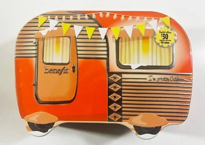 BENEFICIO Cosméticos Maquillaje en Coleccionable Camper TIN I’M Hotter Exterior 3 Piezas Foto 1 de 4