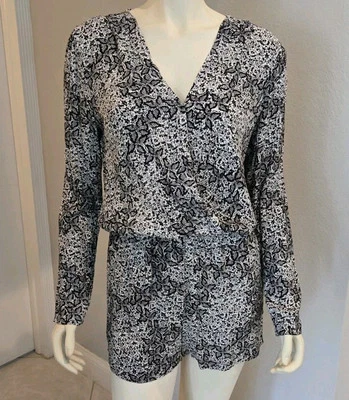 Mameluco corto manga larga estampado de serpiente abstracto negro blanco Eight Sixty MED USADO EN EXCELENTE ESTADO Foto 1 de 4