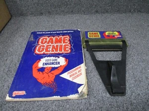 Nintendo NES Game Genie Game Enhancer con Cheat Codes Manuale Libro Galoob - Foto 1 di 7