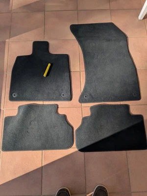 Набор из 4 напольных ковриков AUDI S3, A3 с белой строчкой в черном велюре - Изображение 1 из 4