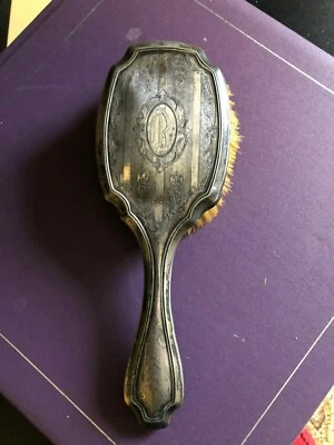 Cepillo de pelo decorativo vintage plateado con monograma Foto 1 de 4