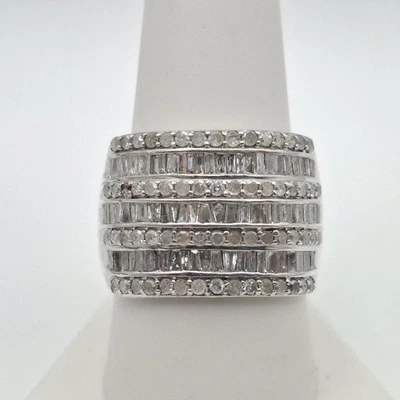 Anillo con racimo de diamantes naturales redondos y baguette de plata de ley 925 talla (CP4008392) Foto 1 de 4