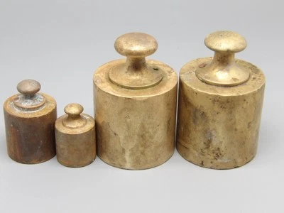 LOT 4 POIDS ANCIENS EN LAITON 1 KG (x2) un poids 100 g un poids 200 g - Photo 1/3