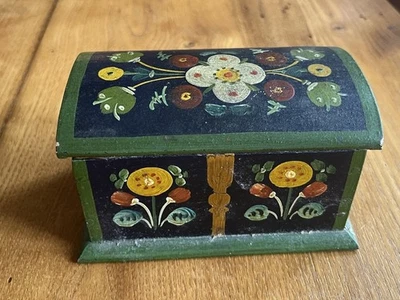 ANTIQUE FLORAL HAND PAINTED NORWEGIAN ROSEMALING FOLK ART BOX CHEST MINIATURE - Image 1 of 4