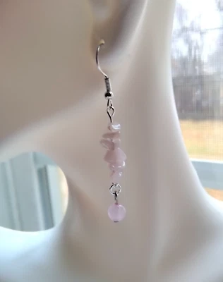 Pendientes colgantes de piedra de cuarzo rosa hechos a mano con astillas gancho de acero inoxidable boho Foto 1 de 4
