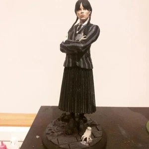 Wednesday statue - Foto 1 di 2
