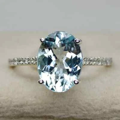 Anillo solitario de aguamarina ovalado de 3 quilates con halo oculto de oro blanco de 14 quilates Foto 1 de 4
