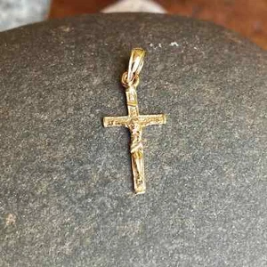 Ciondolo croce testurizzata mini crocifisso 2D oro giallo 10 kt NUOVO MISURA PICCOLA - Foto 1 di 5