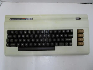 COMMODORE VIC-20 DIN STYLE 250403 COMPUTER HEATSINKS IC TESTED & WORKING LOT #34 - Afbeelding 1 van 17