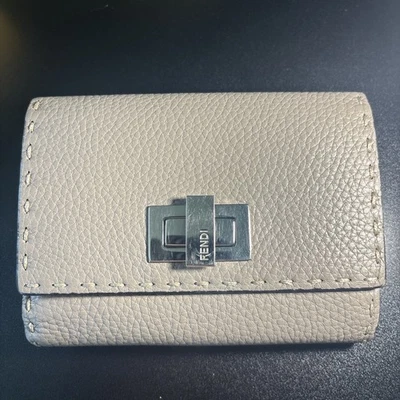 Cartera Fendi Mediana Peekaboo Cuero Doble Plegable Gris/Tostado *CON CAJA* 8M0359  Foto 1 de 4
