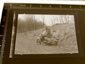 tolles altes Negativ - Mann posiert mit seinem Motorroller Marke ??? 60er Jahre? - Picture 1 of 1